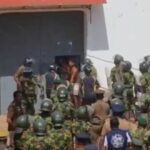 Presos e guardas mortos em combates mortais na prisão do Sri Lanka