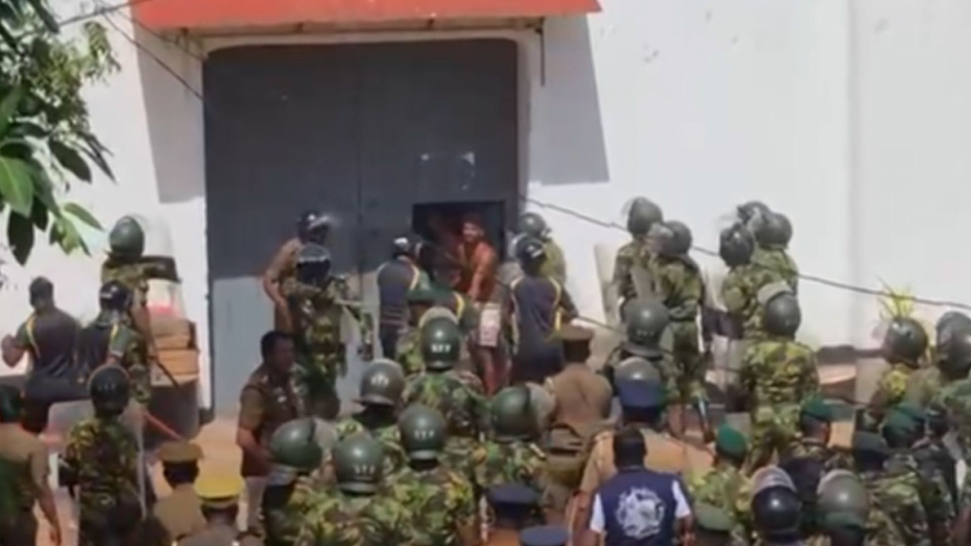 Presos e guardas mortos em combates mortais na prisão do Sri Lanka