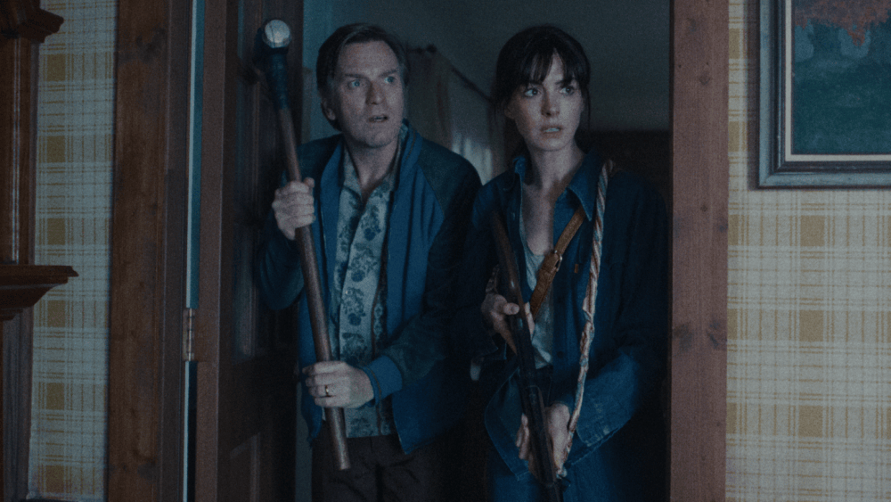Prévia de 'The End of Oak Street': Anne Hathaway e Ewan McGregor tentam não ser comidos vivos por dinossauros em 14 minutos de filmagem 4DX