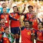 Ferran Torres, da Espanha, marca o gol da vitória sobre o goleiro argentino Emiliano Martinez