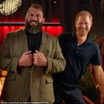 O príncipe Harry disse ao podcast Joe Marler Will See You Now que apertou seus filhos 'com muita força'