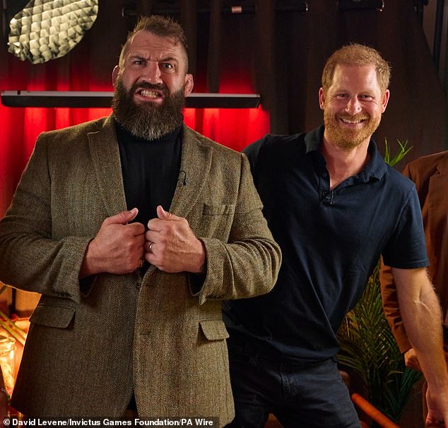 O príncipe Harry disse ao podcast Joe Marler Will See You Now que apertou seus filhos 'com muita força'
