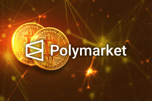 Logotipo da Polymarket exibido sobre moedas Bitcoin, ilustrando um processo alegando que a plataforma de previsão do mercado mudou as regras de resolução do mercado Bitcoin após o resultado.