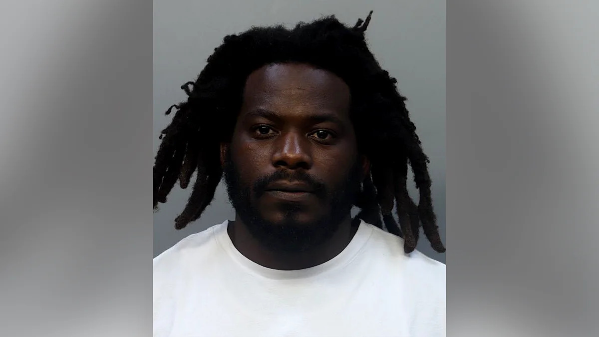 Mugshot de Terrod Torrence, um professor de Miami acusado de violência doméstica