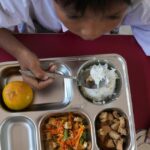 Membros do comitê escolar distribuem refeições aos alunos durante o lançamento do ambicioso programa de refeições gratuitas do presidente Prabowo Subianto para alimentar crianças e mulheres grávidas em todo o país, apesar dos críticos dizerem que a logística necessária poderia prejudicar as finanças e a economia do estado da Indonésia, em uma escola primária em Depok, Java Ocidental, Indonésia, segunda-feira, 6 de janeiro de 2025. (AP Photo/Dita Alangkara)