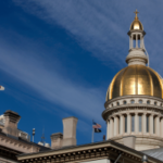 Cúpula dourada da Câmara Estadual de Nova Jersey em Trenton, onde os legisladores estão considerando uma sobretaxa de previsão de mercado de 9%
