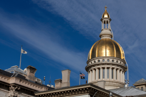 Cúpula dourada da Câmara Estadual de Nova Jersey em Trenton, onde os legisladores estão considerando uma sobretaxa de previsão de mercado de 9%