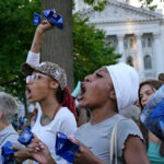 Pessoas protestam do lado de fora do Capitólio do Estado de Wisconsin em resposta a um policial de Madison atirando e matando um homem que tinha uma faca no lado leste da cidade em Madison, Wisconsin, em 22 de julho de 2026.