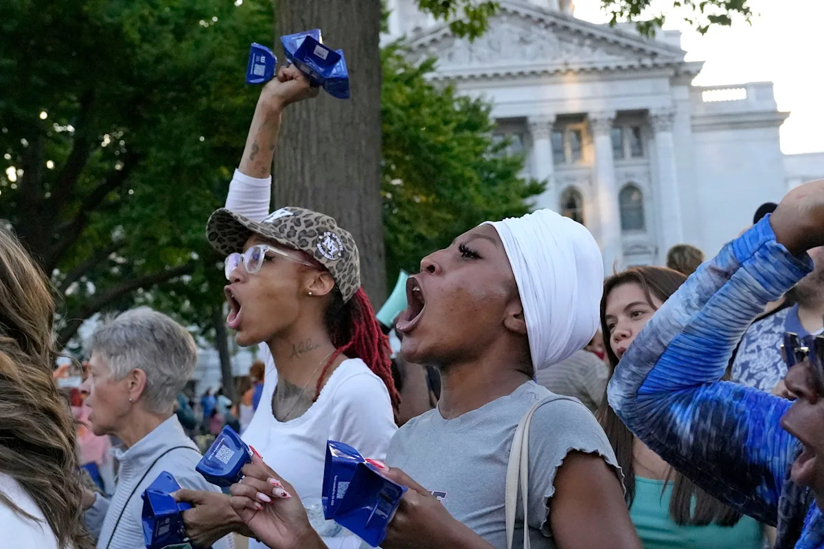 Pessoas protestam do lado de fora do Capitólio do Estado de Wisconsin em resposta a um policial de Madison atirando e matando um homem que tinha uma faca no lado leste da cidade em Madison, Wisconsin, em 22 de julho de 2026.