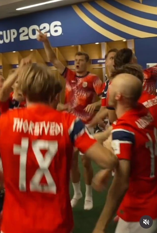 A Noruega garantiu sua vaga nas quartas de final da Copa do Mundo no domingo e comemorou loucamente no vestiário depois