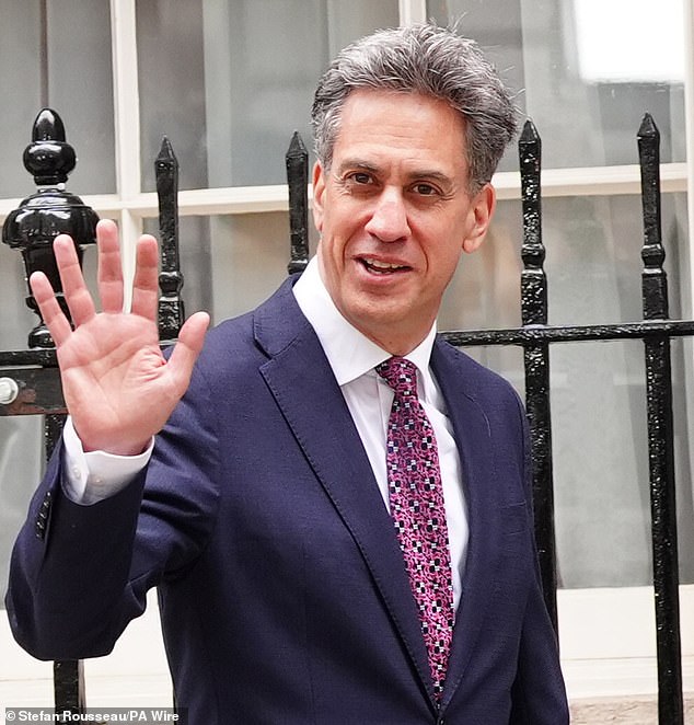 Em vez de ser enviado ao Tesouro, Ed Miliband recebeu o Ministério das Relações Exteriores