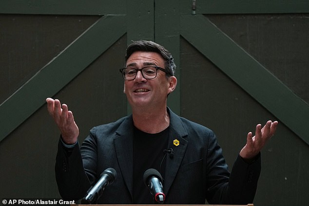 O PM em espera, Andy Burnham, falou no Museu de História do Povo em Manchester na segunda-feira