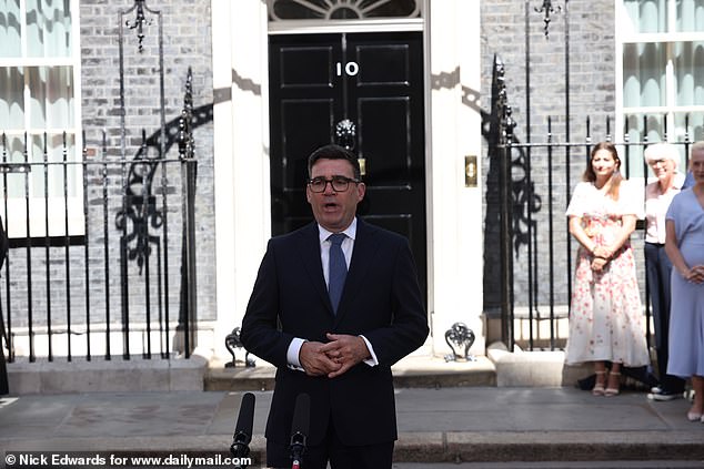 Andy Burnham evitou um púlpito em seu primeiro discurso após ser oficialmente empossado como PM