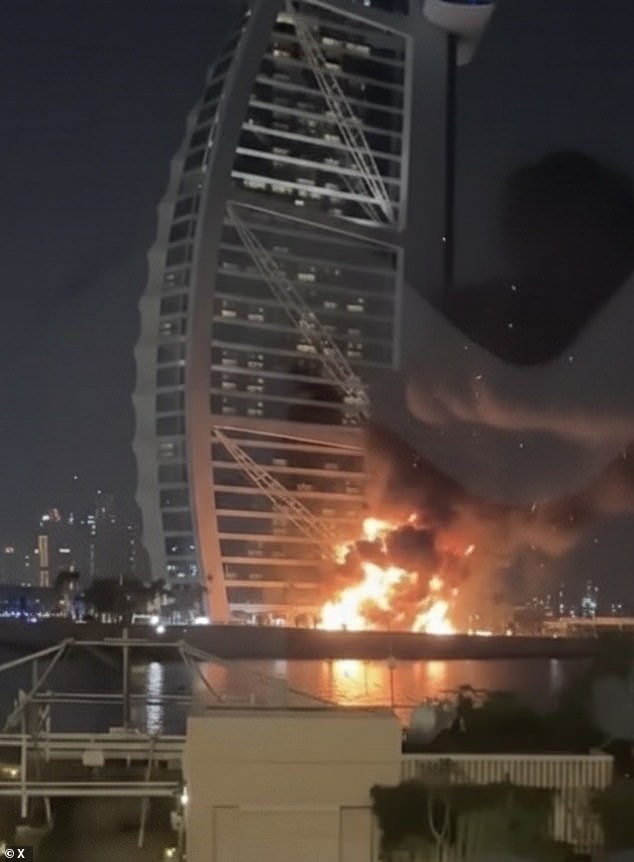 As autoridades dos Emirados Árabes Unidos alegaram que o Burj Al Arab foi atingido por destroços de um míssil interceptado, mas especialistas dizem que o dano é muito mais consistente com um ataque direto de drone.