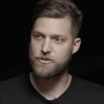 Quase sexta-feira, Tyler Falbo dirigirá a comédia censurada 'Boys for Life'; Paramount define data de lançamento nos cinemas (EXCLUSIVO)