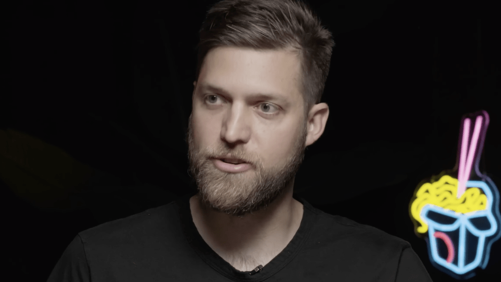 Quase sexta-feira, Tyler Falbo dirigirá a comédia censurada 'Boys for Life'; Paramount define data de lançamento nos cinemas (EXCLUSIVO)