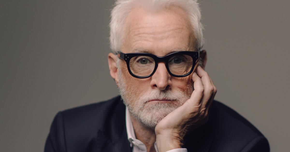 Quem poderia interpretar uma versão azeda, desempregada e autodepreciativa de John Slattery? Ele teve uma resposta surpreendente