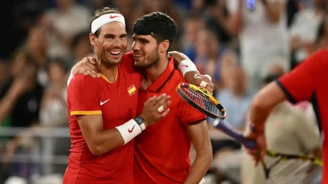 Rafael Nadal e Carlos Alcaraz comemoram vitória da Espanha na semifinal sobre a França