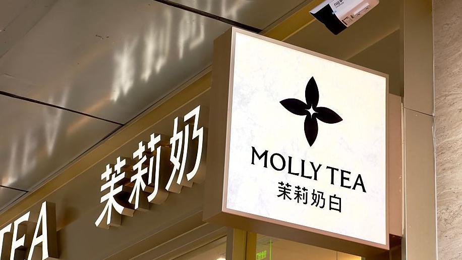 Uma bolsa Louis Vuitton marrom com gráficos icônicos da empresa, incluindo o monograma de flor de quatro pétalas, impresso no couro