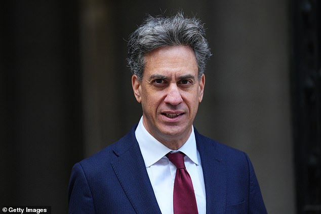 Havia muita especulação de que Miliband, um ex-líder do partido que agora é secretário de Energia, substituiria Rachel Reeves no 11º lugar na segunda-feira.