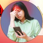 Smartphone exibindo um e-book, colocado em frente a uma fileira de livros físicos