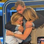 Reese Witherspoon começou a chorar depois de saber que The Morning Show estava chegando ao fim, quando ela e sua co-estrela Jennifer Aniston receberam um abraço consolador do co-estrela Mark Duplass