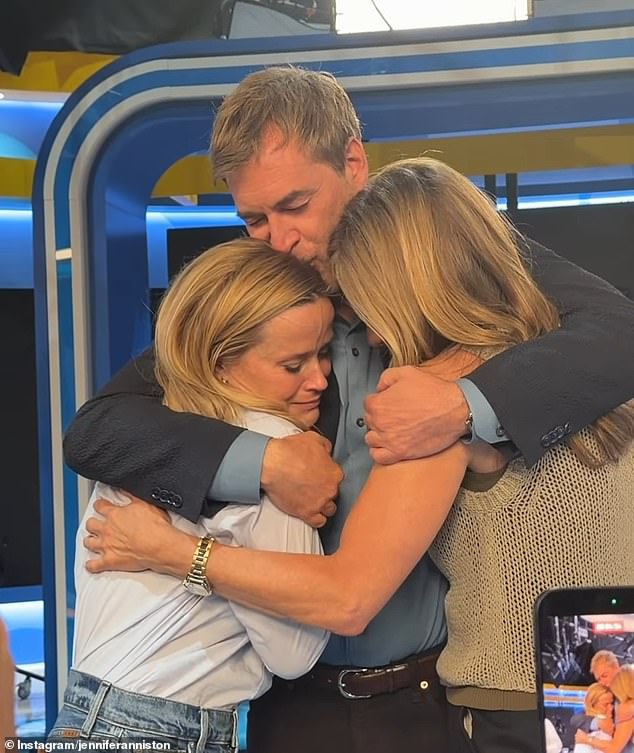Reese Witherspoon começou a chorar depois de saber que The Morning Show estava chegando ao fim, quando ela e sua co-estrela Jennifer Aniston receberam um abraço consolador do co-estrela Mark Duplass