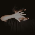 Regulador de segurança diz que a Apple precisa fazer mais para combater a sextorsão | A foto mostra um adolescente escondendo o rosto