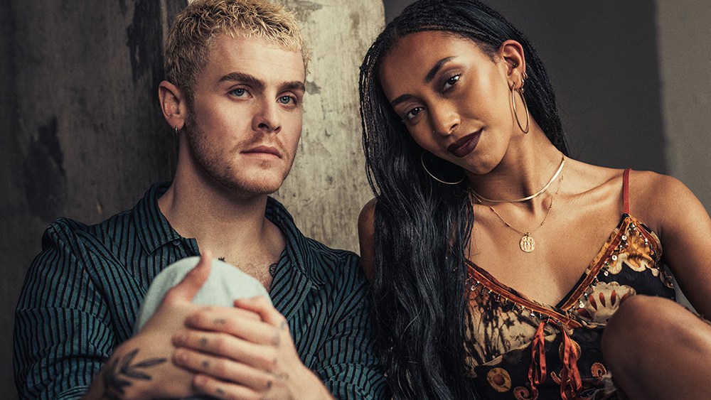 'Rent' West End Revival revela elenco que se juntará a Gaten Matarazzo: Travis Ross como Roger, Bella Brown como Mimi e mais