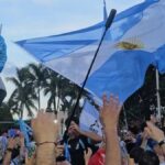 Torcedores argentinos se reúnem em Miami antes da partida de sua seleção contra Cabo Verde, na Copa do Mundo, no dia 2 de julho (Hafsa Adil/Al Jazeera)