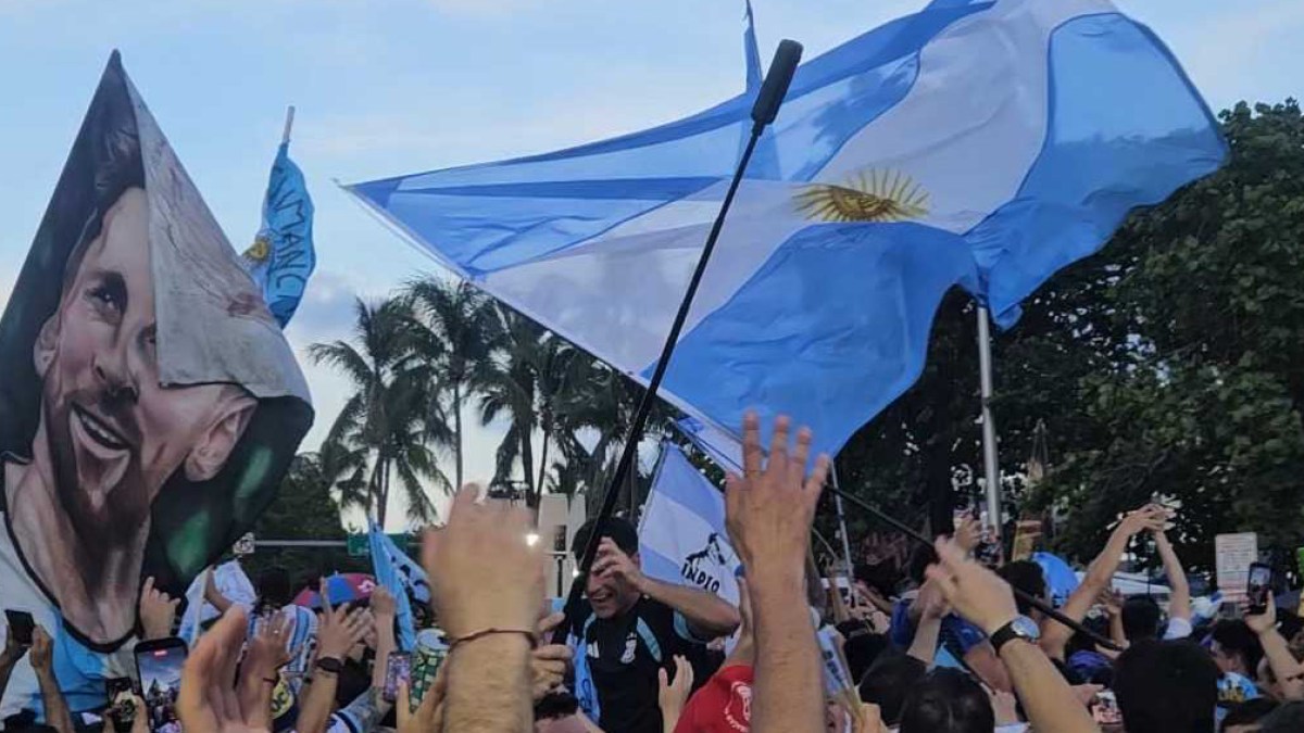 Torcedores argentinos se reúnem em Miami antes da partida de sua seleção contra Cabo Verde, na Copa do Mundo, no dia 2 de julho (Hafsa Adil/Al Jazeera)