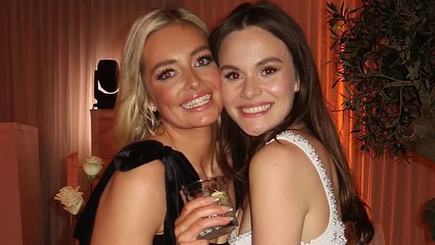 Holly Ramsay, certo, está grávida e esperando o primeiro filho. O Mail on Sunday pode revelar que, por feliz coincidência, Bethany Peaty, à esquerda, também está grávida