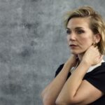 Rhea Seehorn comemora sua indicação ao Emmy 'Pluribus' enquanto espera para ouvir sobre Carol e a bomba atômica