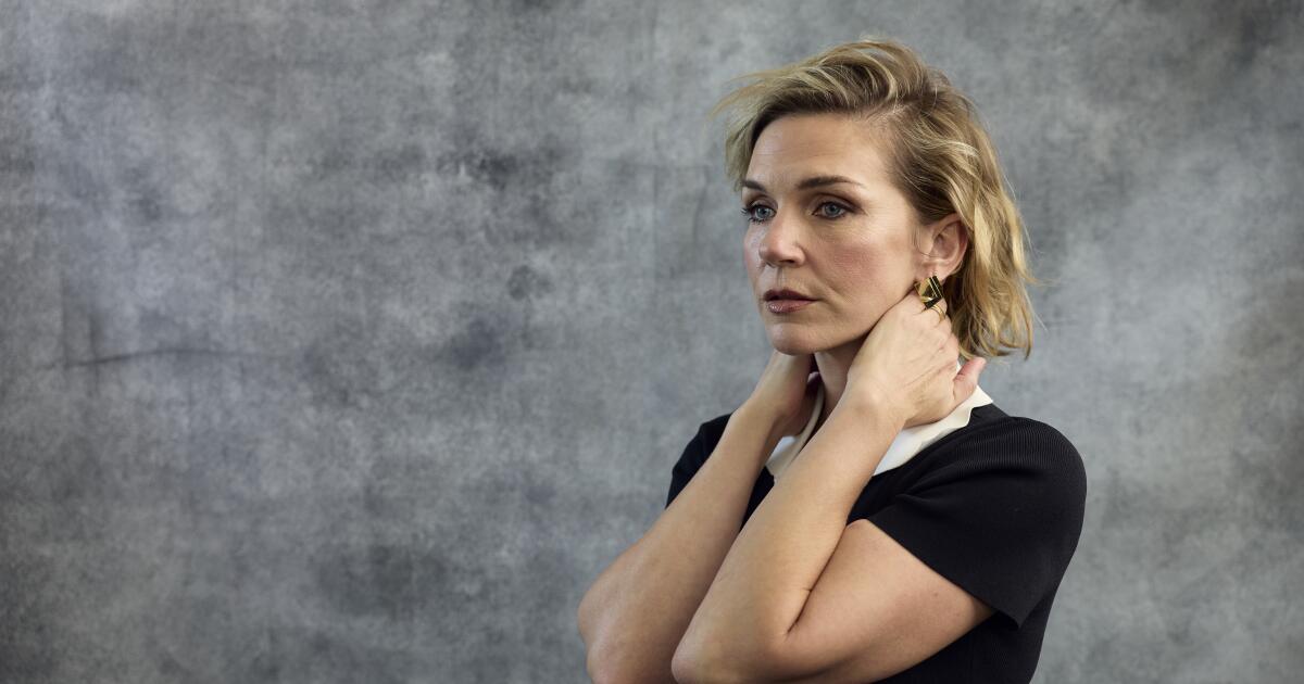 Rhea Seehorn comemora sua indicação ao Emmy 'Pluribus' enquanto espera para ouvir sobre Carol e a bomba atômica