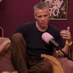 Richard Bacon revelou seu 'profundo sentimento de vergonha' pelo escândalo de cocaína Blue Peter em 1998 para Elizabeth Day em seu podcast How To Fail, ao se lembrar de ter sido 'traído' por seu melhor amigo, que vendeu a história que levou à sua demissão