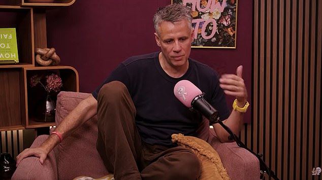 Richard Bacon revelou seu 'profundo sentimento de vergonha' pelo escândalo de cocaína Blue Peter em 1998 para Elizabeth Day em seu podcast How To Fail, ao se lembrar de ter sido 'traído' por seu melhor amigo, que vendeu a história que levou à sua demissão