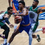 Schony Winston (com bola) se afasta da equipe dupla do Terrafirma e termina como o melhor local da NLEx com 13 pontos. — IMAGENS PBA