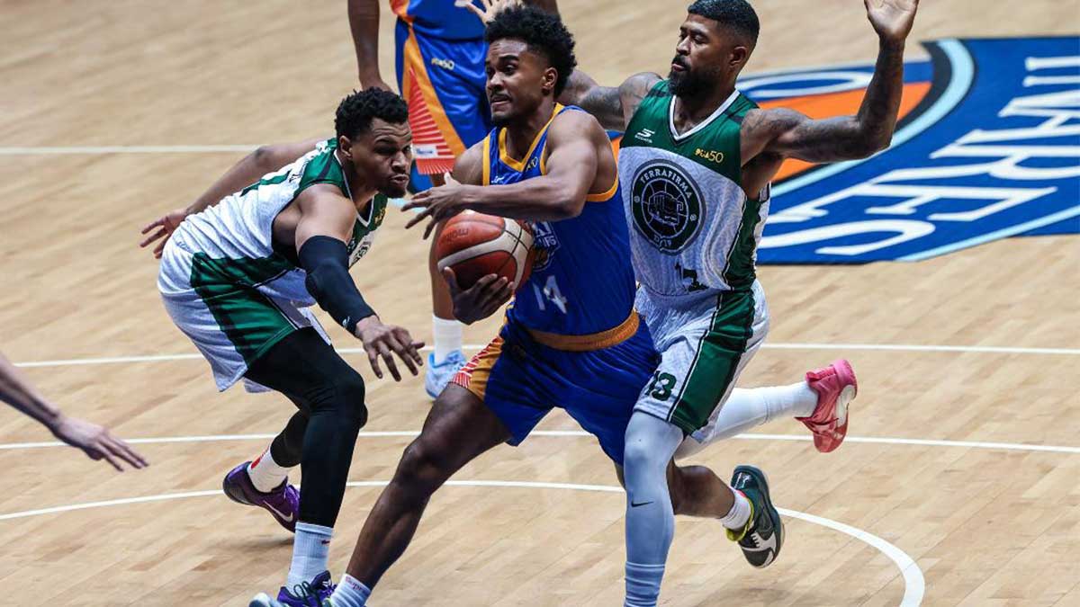 Schony Winston (com bola) se afasta da equipe dupla do Terrafirma e termina como o melhor local da NLEx com 13 pontos. — IMAGENS PBA