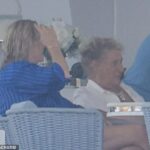 Rod Stewart e sua esposa de biquíni, Penny Lancaster, relaxaram em um luxuoso super iate com seus filhos durante uma escapadela ensolarada em Ibiza no domingo.