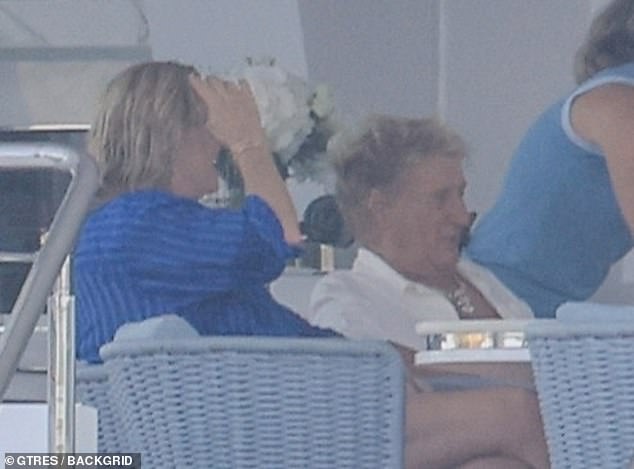 Rod Stewart e sua esposa de biquíni, Penny Lancaster, relaxaram em um luxuoso super iate com seus filhos durante uma escapadela ensolarada em Ibiza no domingo.