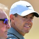 O jogador de golfe Rory McIlroy e sua esposa Erica fazem uma aparição rara em Wimbledon e sentam-se no camarote real