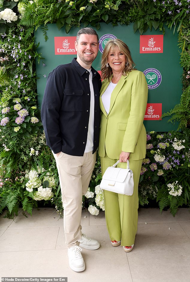Ruth Langsford comprou o filho de seu ex Eamonn Holmes, Niall, como seu acompanhante em Wimbledon repleto de estrelas na quarta-feira