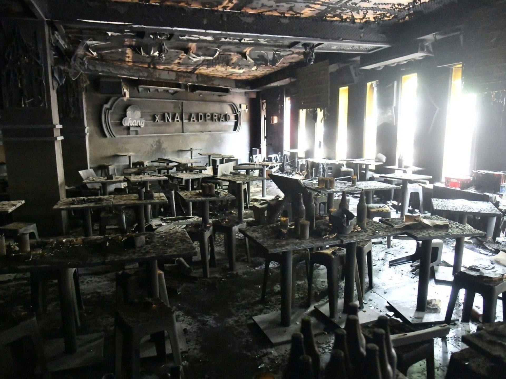 Saídas trancadas, decoração em chamas: dentro do incêndio mortal em um pub em Bangkok