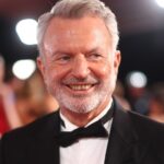 Sam Neill lembrado pelo diretor de 'Jurassic World Dominion' Colin Trevorrow, Karl Urban, Alan Cumming e mais: 'Sua força nos deu toda força'