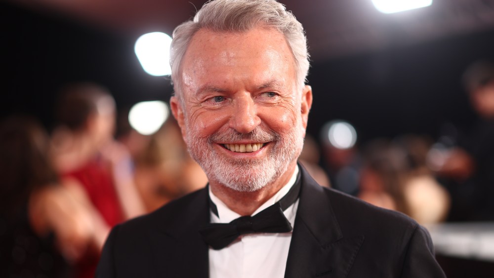 Sam Neill lembrado pelo diretor de 'Jurassic World Dominion' Colin Trevorrow, Karl Urban, Alan Cumming e mais: 'Sua força nos deu toda força'