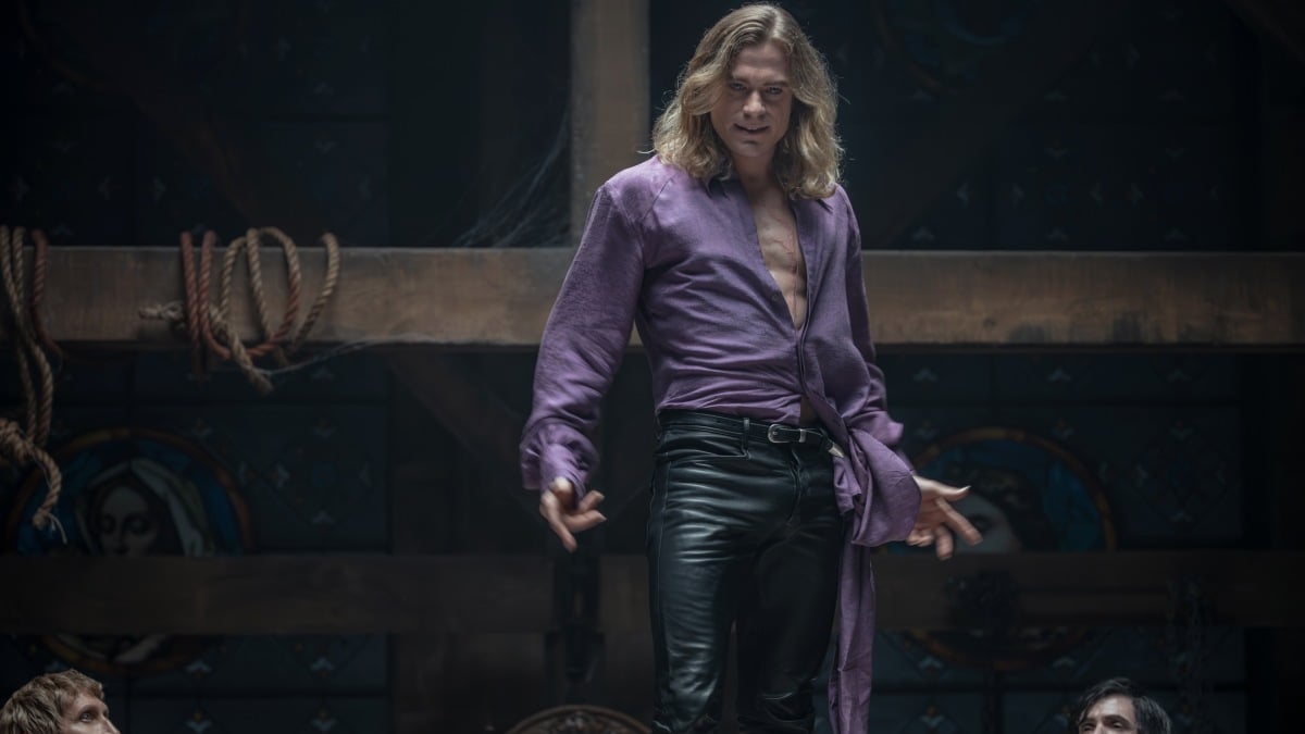 Lestat se apresenta na longa mesa em