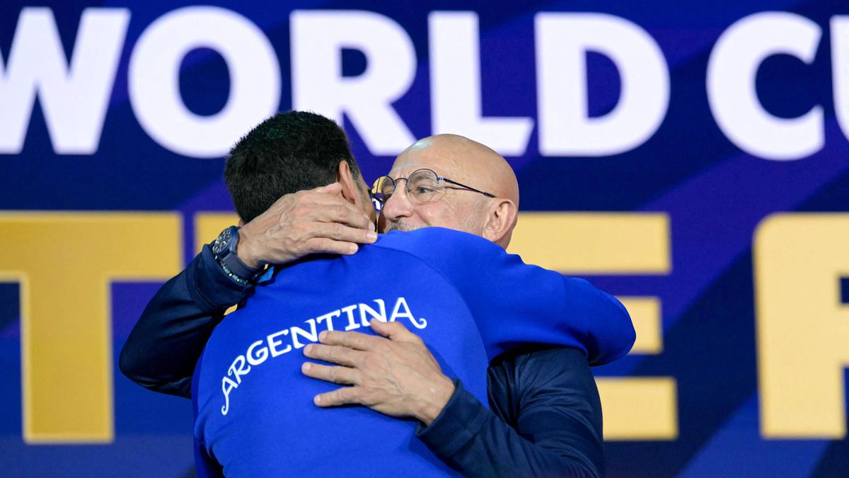 Scaloni x De La Fuente: mentor e aluno se abraçam antes da final da Copa do Mundo FIFA de 2026