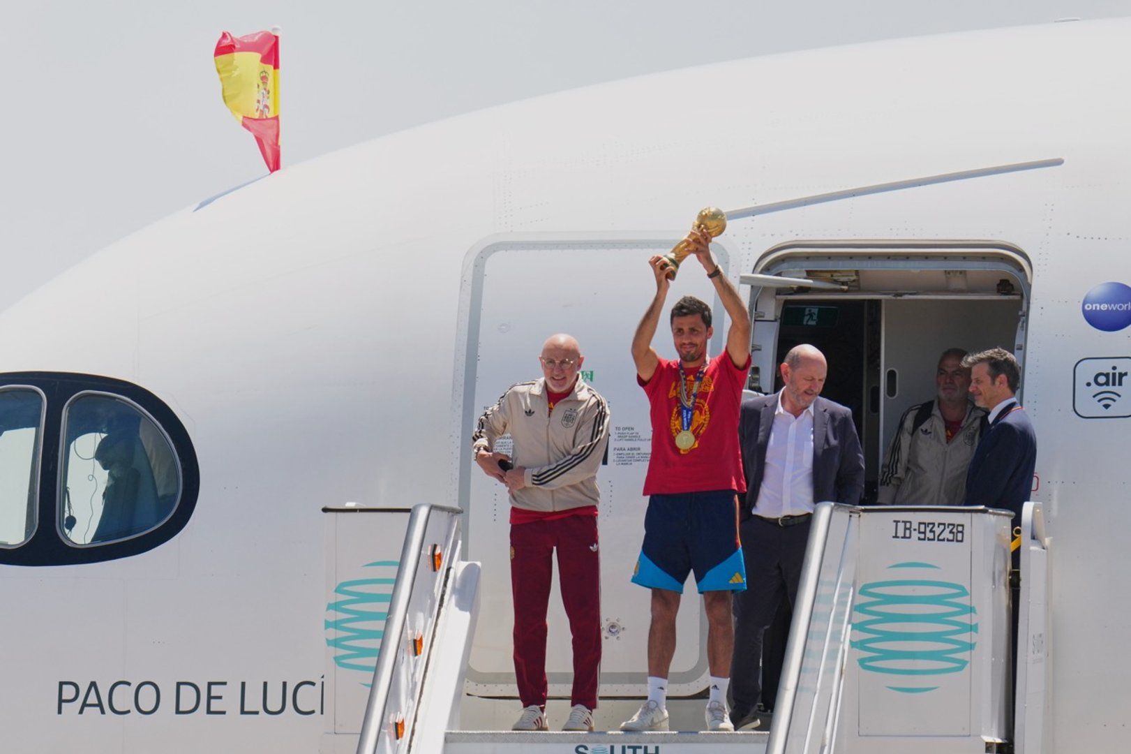 Seleção espanhola volta para casa após vencer a Copa do Mundo