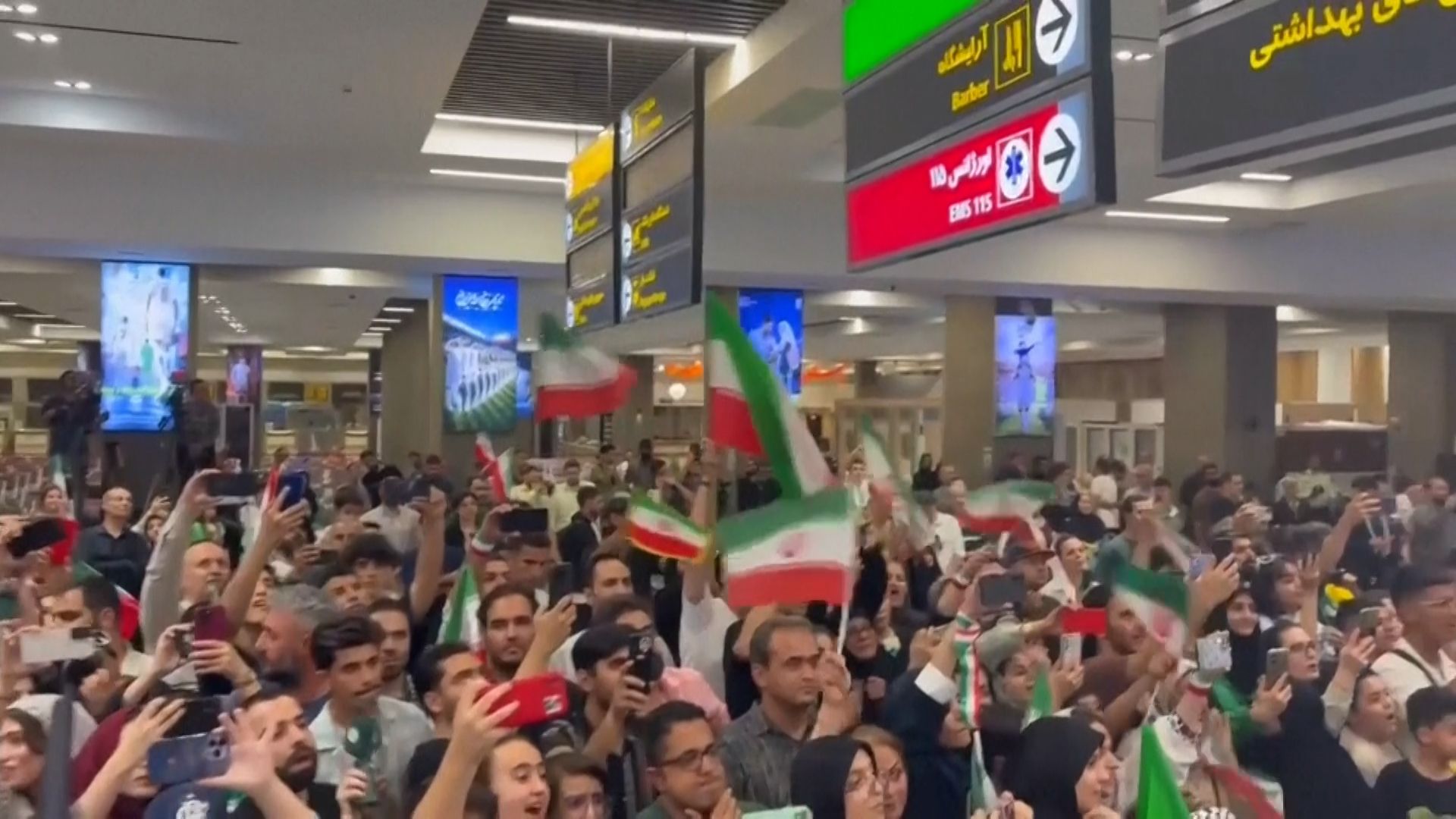 Seleção iraniana de futebol é recebida em casa após eliminação na Copa do Mundo