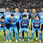 Seleção filipina de futebol masculino antes da partida com o Tadjiquistão nas eliminatórias da Copa Asiática de Seleções de 2027. Rafael Obermair
